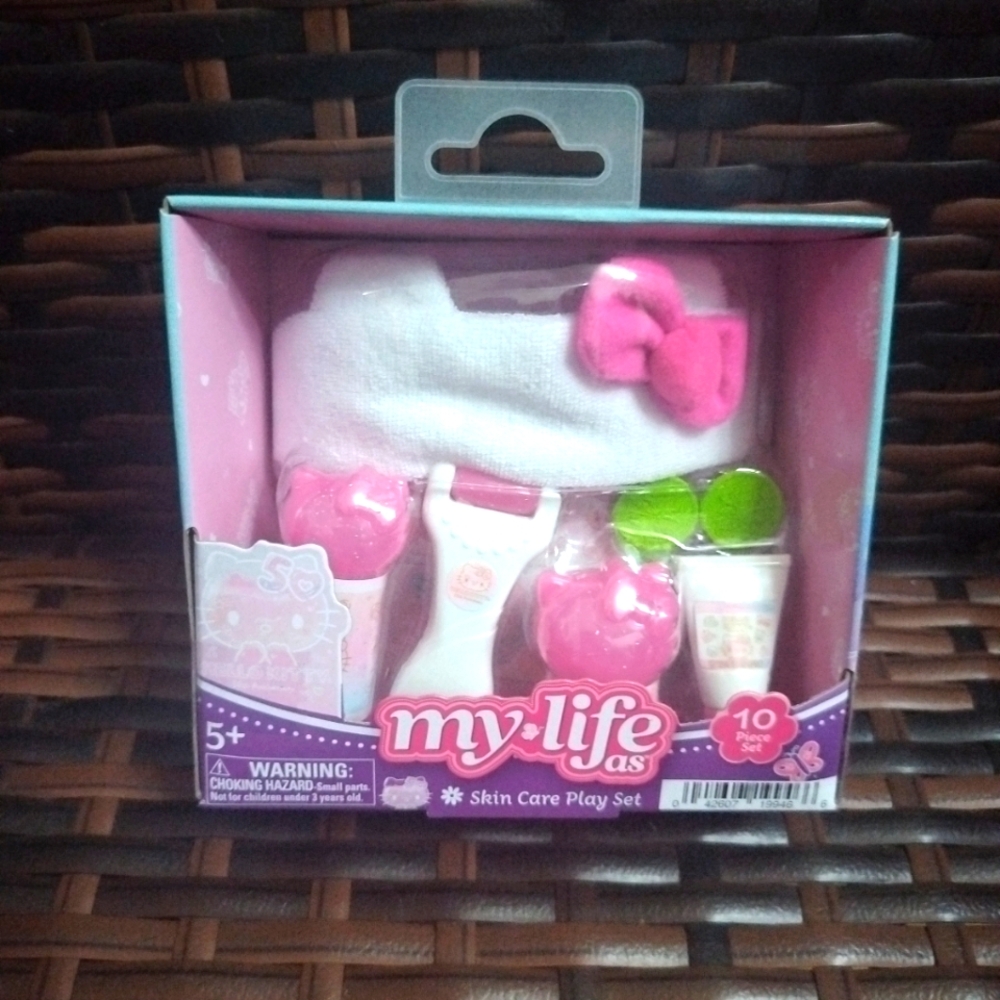 My Life As Hello Kitty Spa 10pc Play Set is a perfect addition to your 18 inch